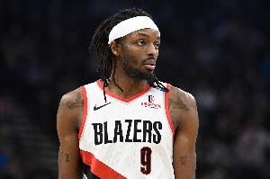 板凳火力！格蘭特半場替補8中4拿到11分3助 三分2中1